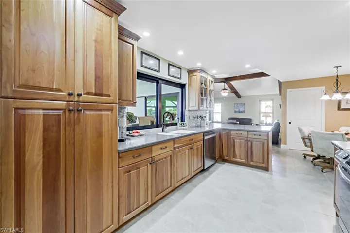 307 SE 33rd TER, CAPE CORAL FL 33904