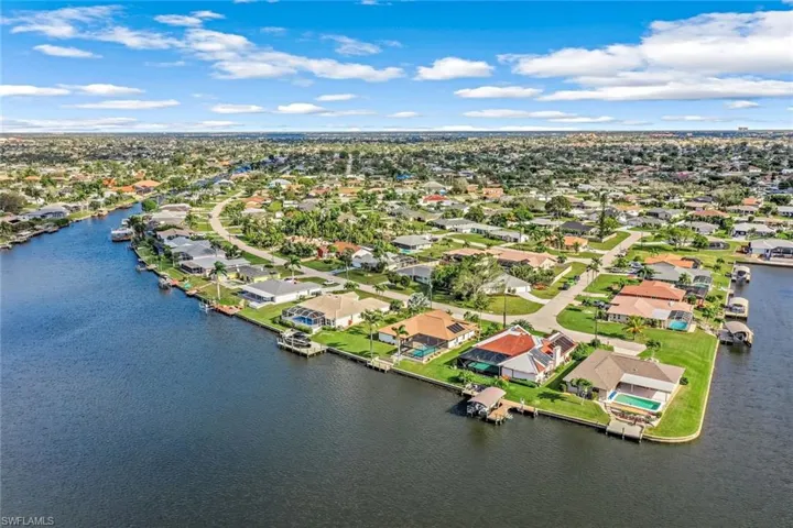 307 SE 33rd TER, CAPE CORAL FL 33904