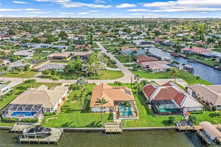 307 SE 33rd TER, CAPE CORAL FL 33904