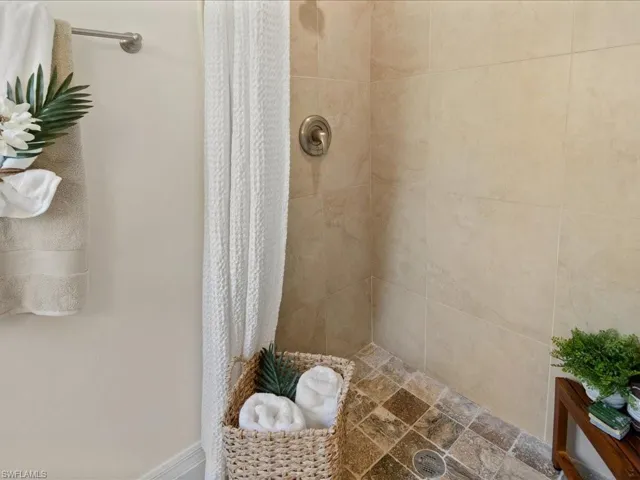 Bathroom featuring tiled shower