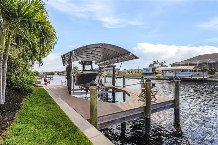 13,500 lbs boat lift, maintenance free wrap around deck