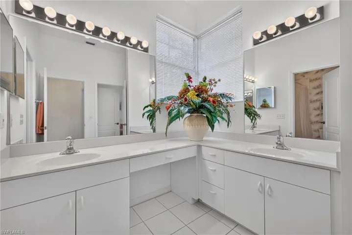 Second spacious bathroom, also with double sinks