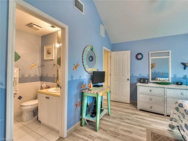 Twin bedroom with en-suite bath