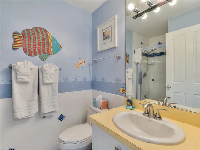 Twin bedroom en-suite bath