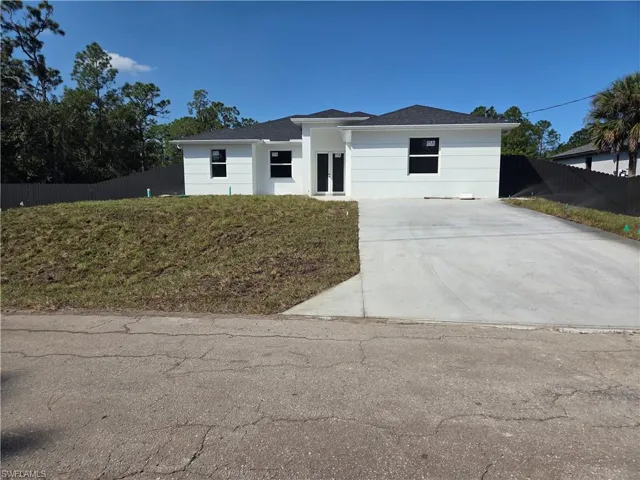 View of front facade featuring driveway