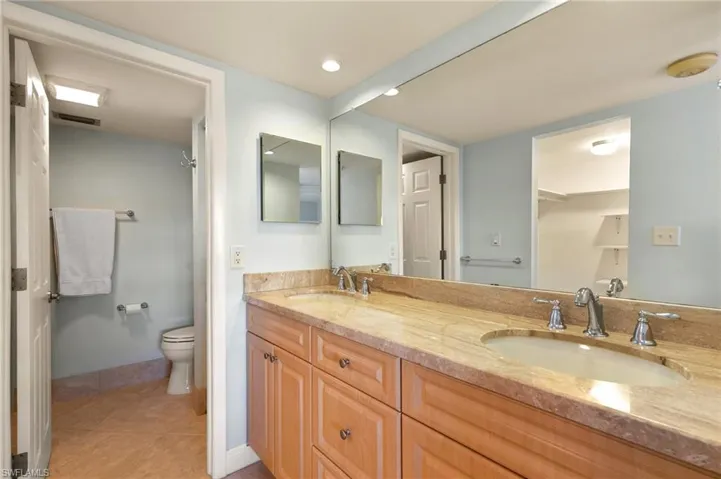 Double sinks, perfect for a couple
