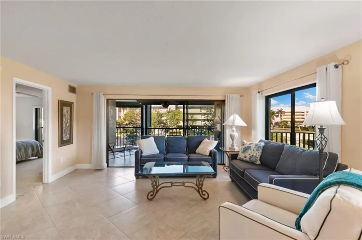 Corner unit with an excellent floor plan