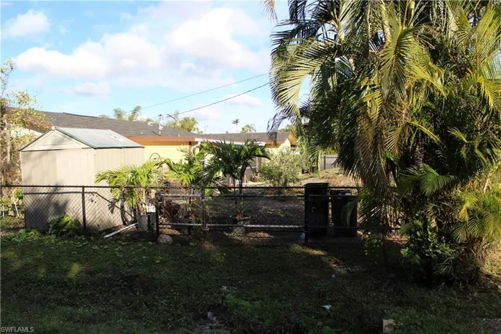 View of yard featuring a gate