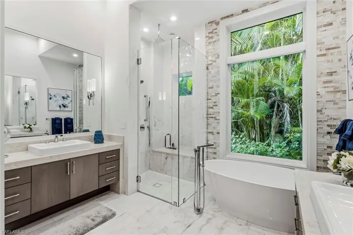 541 Whispering Pine Ct, Naples, Florida 34103