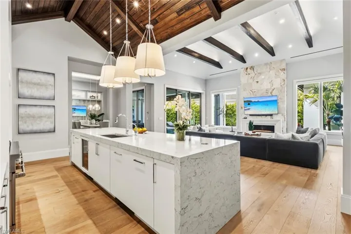 541 Whispering Pine Ct, Naples, Florida 34103