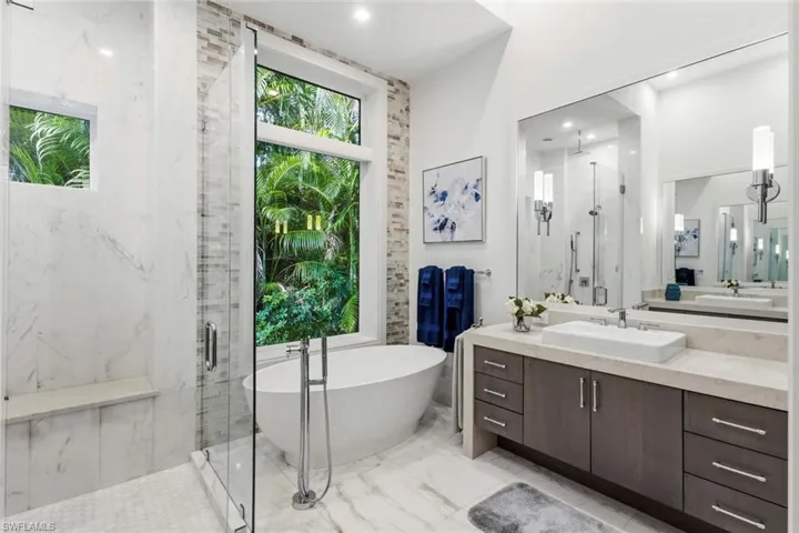 541 Whispering Pine Ct, Naples, Florida 34103