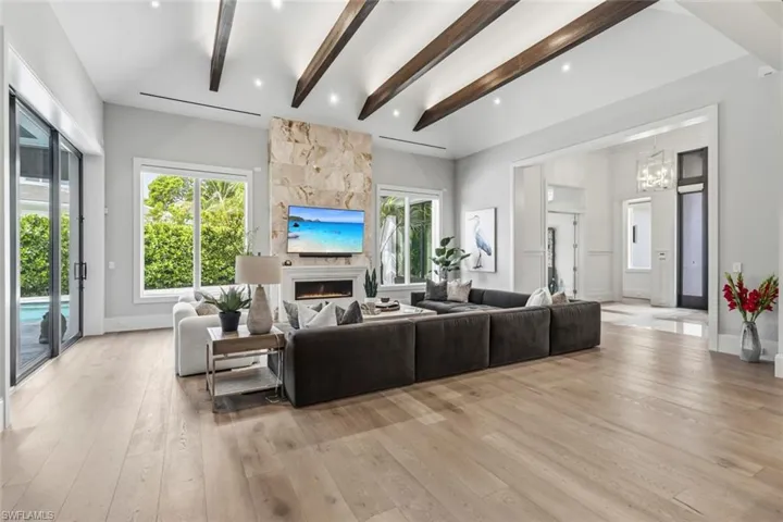 541 Whispering Pine Ct, Naples, Florida 34103