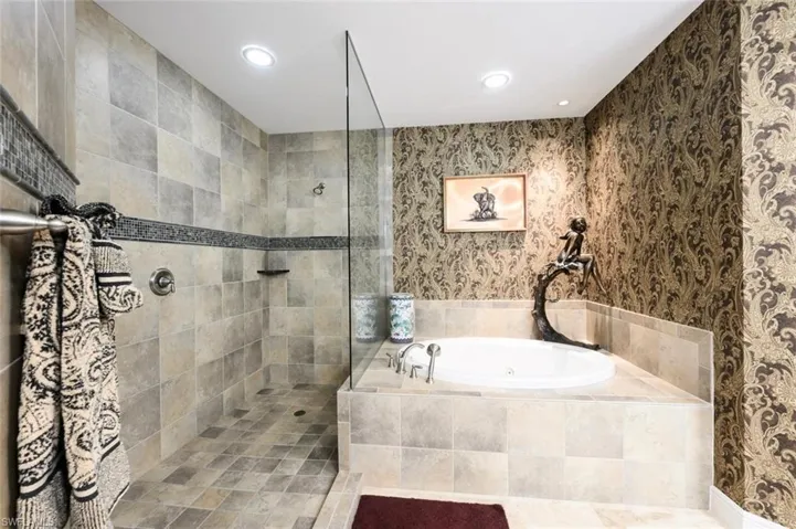 2538  Marquesa Royale  LN, Naples, FL 34109