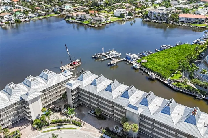 271  Southbay  DR, Naples, FL 34108