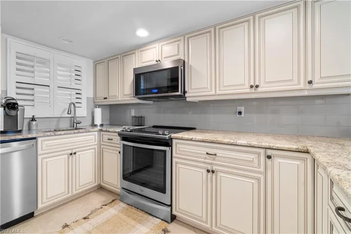 271  Southbay  DR, Naples, FL 34108