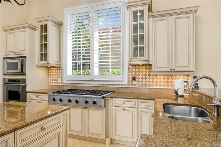 Natural gas kitchen, custom contemporary cabinetry, granite counters, high end stainless steel appliances.