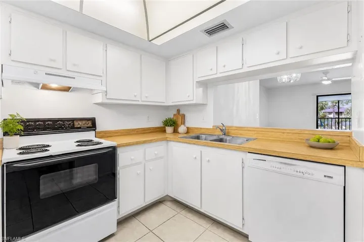 1733 Courtyard Way B205, Naples, Florida 34112