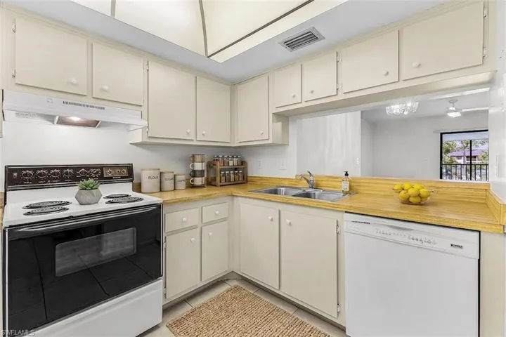 1733 Courtyard Way B205, Naples, Florida 34112