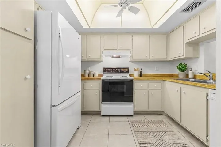 1733 Courtyard Way B205, Naples, Florida 34112
