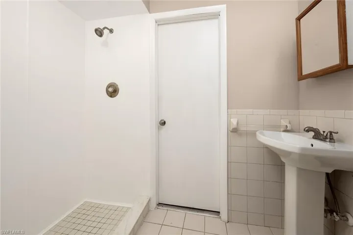 1/1 Apartment Bathroom