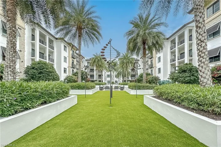 Inner Courtyard ...AKA the big kids payground !
