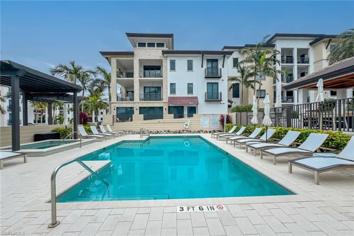 Pool/Spa... plenty of room for all your friends
