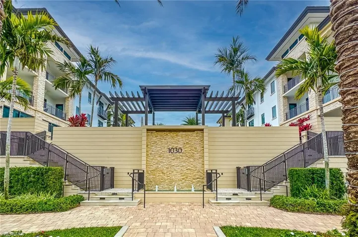 NAPLES SQUARE1030 3rd Ave S #201