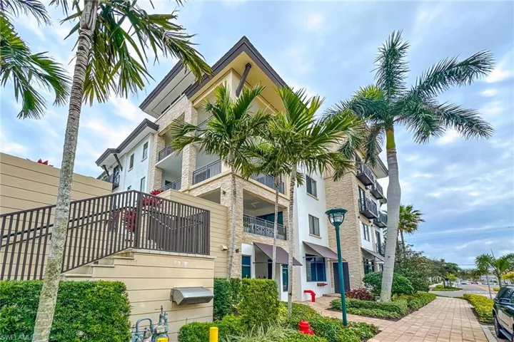 Luxury living only steps away from Naples's finest restaurants, shops, galleries & BEACHES