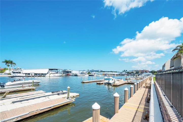 800  River Point  DR, Naples, FL 34102