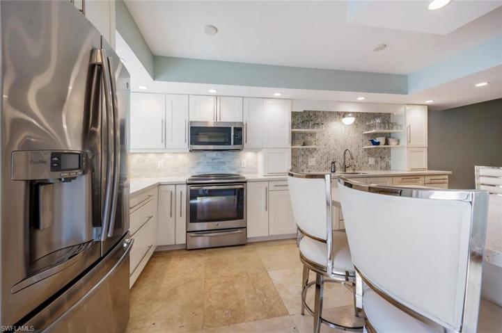 800  River Point  DR, Naples, FL 34102