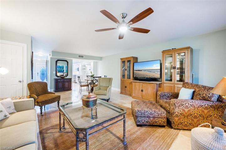 800  River Point  DR, Naples, FL 34102