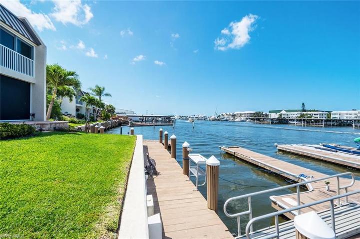 800  River Point  DR, Naples, FL 34102