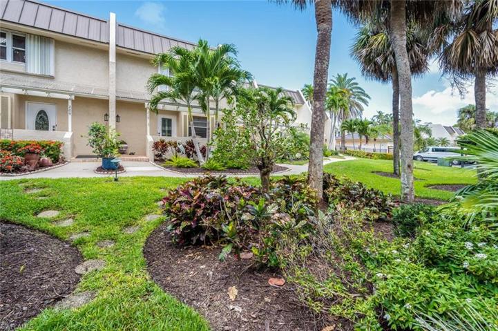 800  River Point  DR, Naples, FL 34102