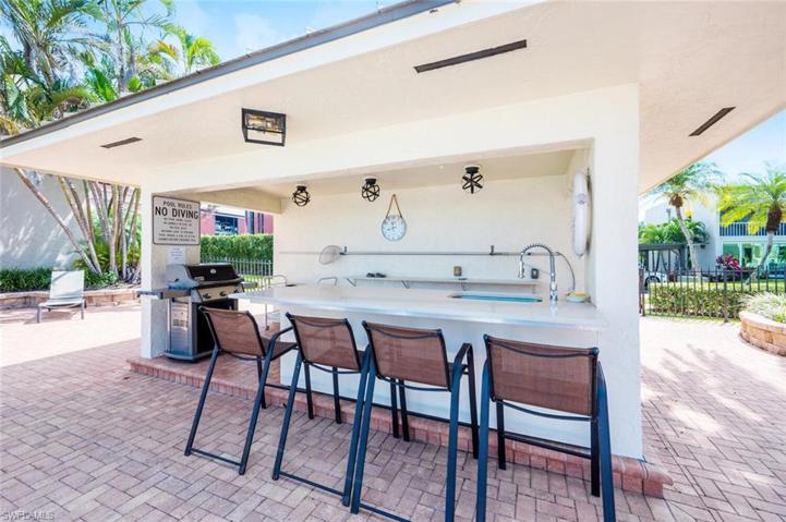 800  River Point  DR, Naples, FL 34102