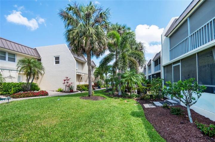 800  River Point  DR, Naples, FL 34102