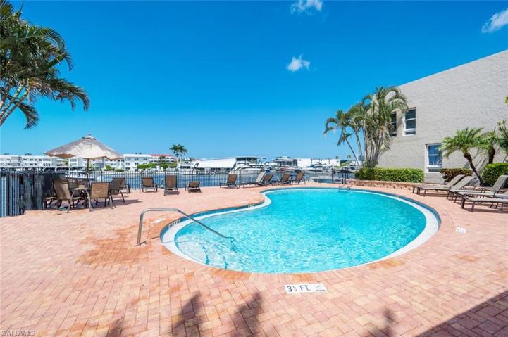 800  River Point  DR, Naples, FL 34102