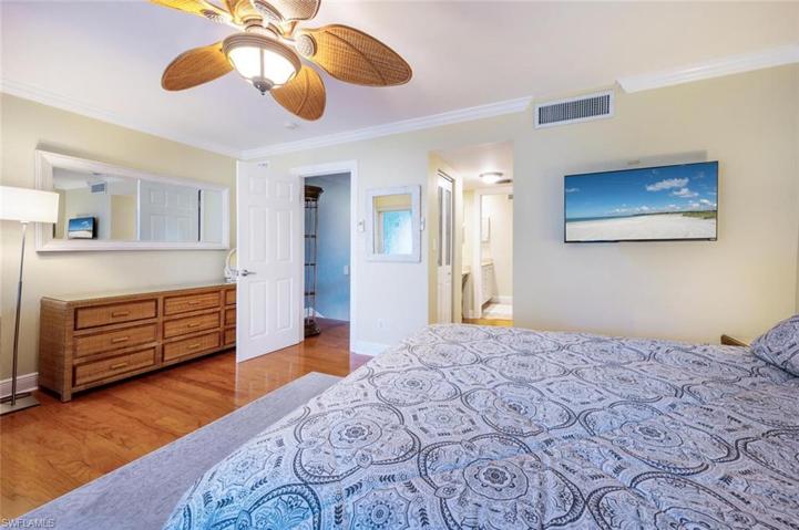 800  River Point  DR, Naples, FL 34102