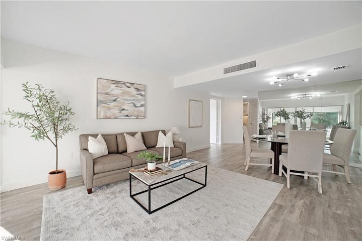 975  Palm View  DR, Naples, FL 34110