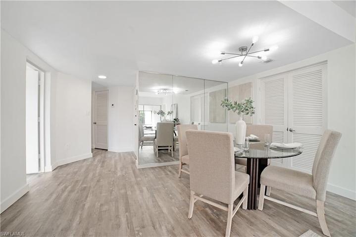 975  Palm View  DR, Naples, FL 34110