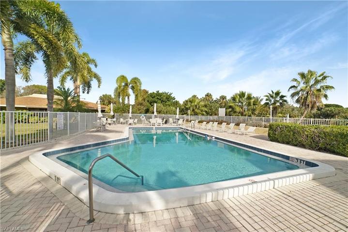 975  Palm View  DR, Naples, FL 34110