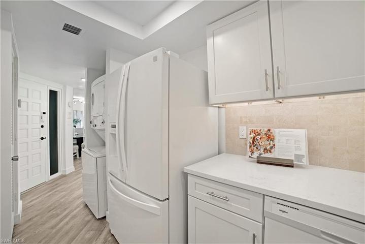 975  Palm View  DR, Naples, FL 34110