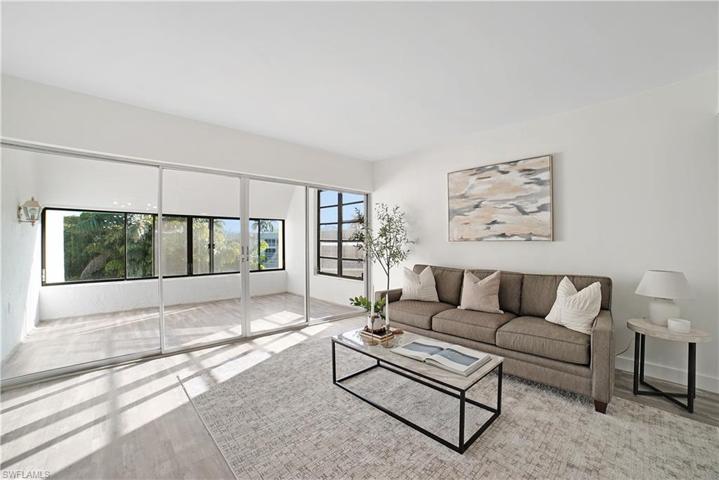 975  Palm View  DR, Naples, FL 34110