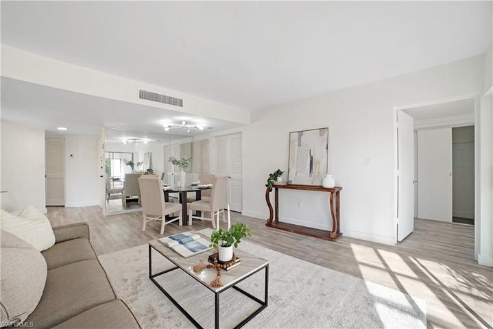 975  Palm View  DR, Naples, FL 34110
