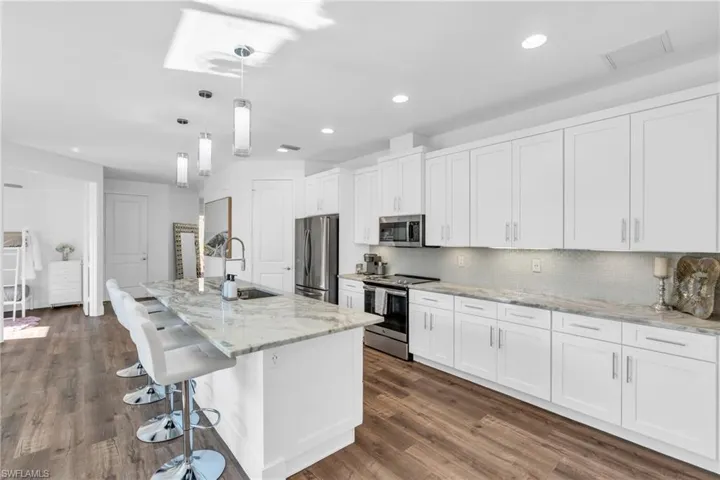 Kitchen with Large enough island to seat from 4-6 bar stools
