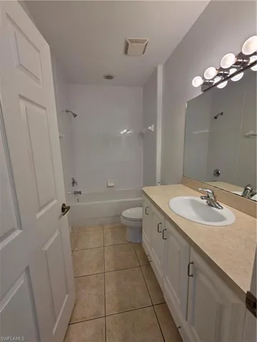 Guest bath with large vanity and tub/shower