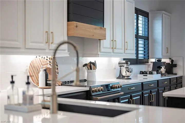 Stunning Kitchen with Quartz Countertop