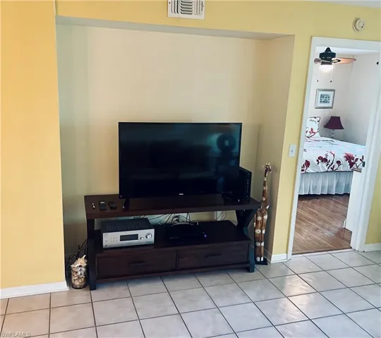 Room details with ceiling fan and wood-type flooring