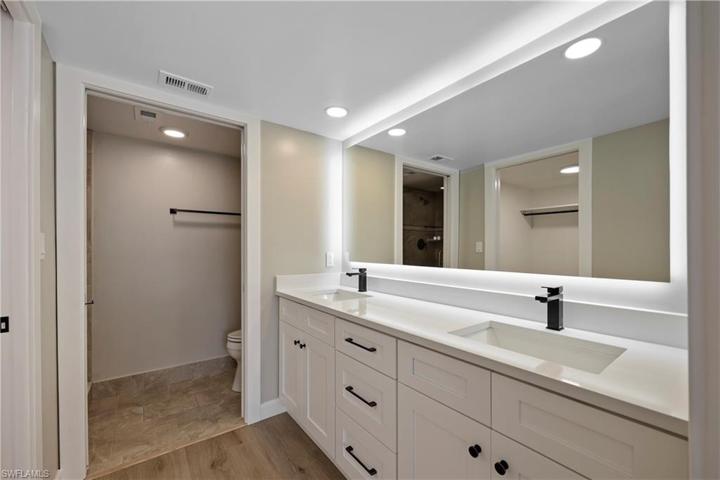 Entrance to walk in closet on left