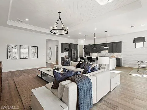 Interior photos are of a staged model home. Illustration purposes only. Options may vary.
