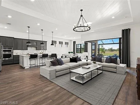 Interior photos are of a staged model home. Illustration purposes only. Options may vary.